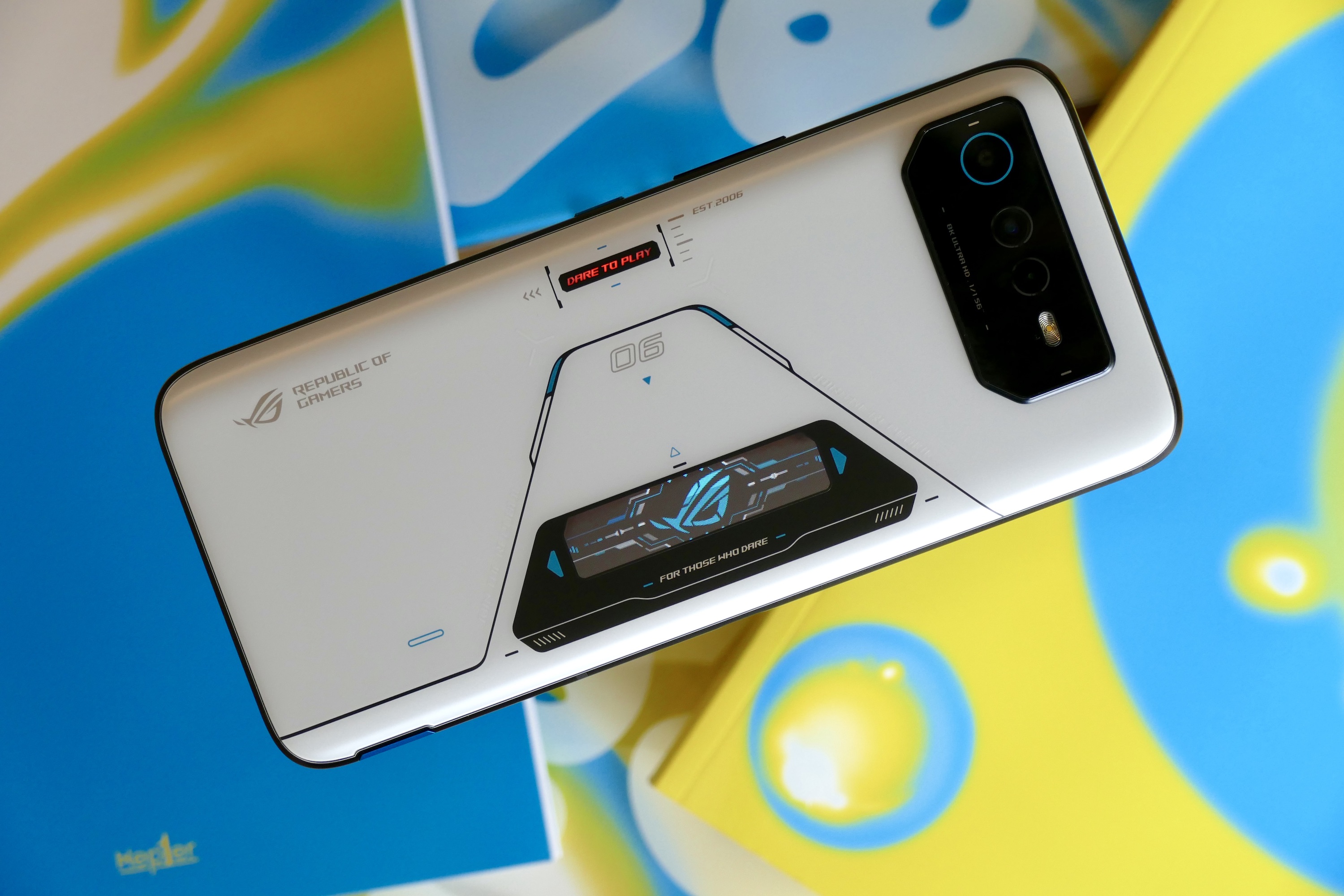 Asus ROG Phone 6 Pro terlihat dari belakang.